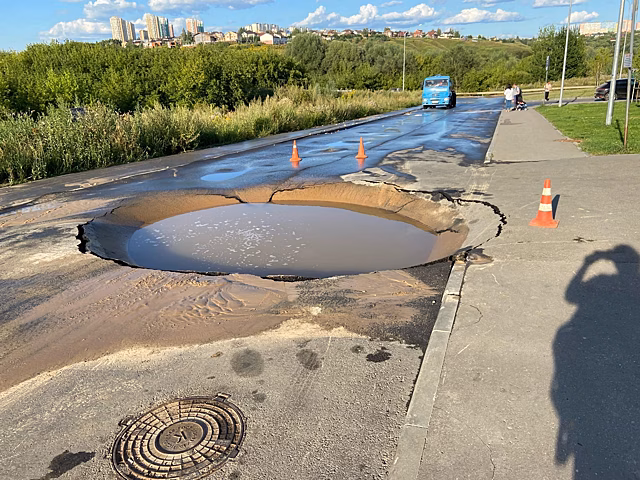 В микрорайоне «Новая Кузнечиха» провалилась дорога
