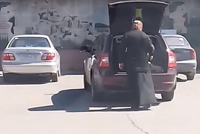 Жена священника объяснила перевозку сына в багажнике