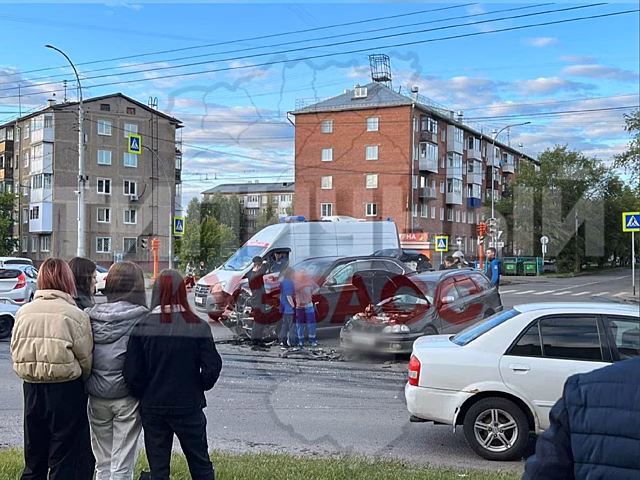 Два автомобиля получили сильные повреждения в результате ДТП в Кемерове