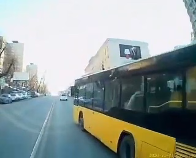 «Надо наказывать»: во Владивостоке водители автобусов вновь устраивают «бои» за пассажира
