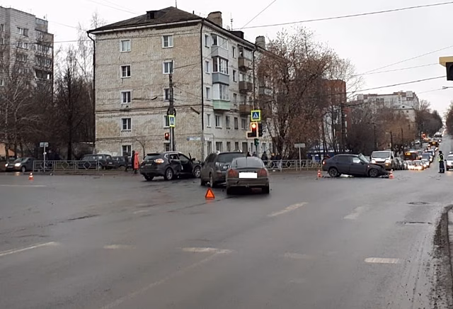 В Кирове на Ленина столкнулись четыре автомобиля