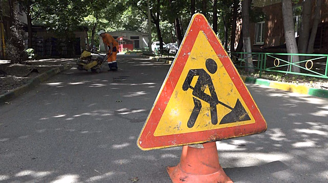 «Латаем ямы по мере возникновения». Более 15 тысяч квадратных метров дорог отремонтировали в Химках по просьбе жителей