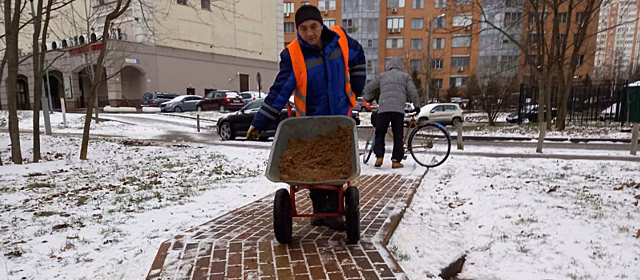В Красногорске продолжается противогололедная обработка территорий