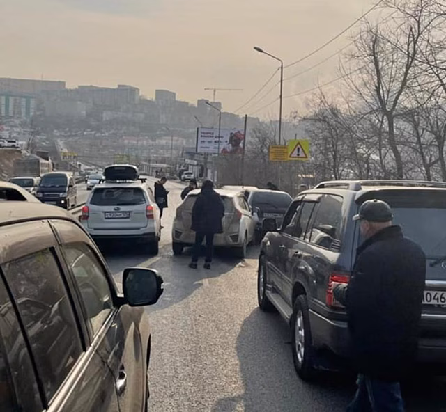 Во Владивостоке образовалась многокилометровая пробка из-за ДТП