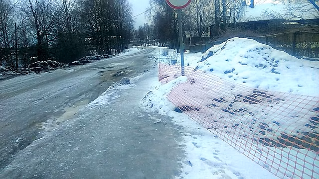 «33 несчастья». Вместо канализации в Пряже появился бесплатный каток для экстремалов
