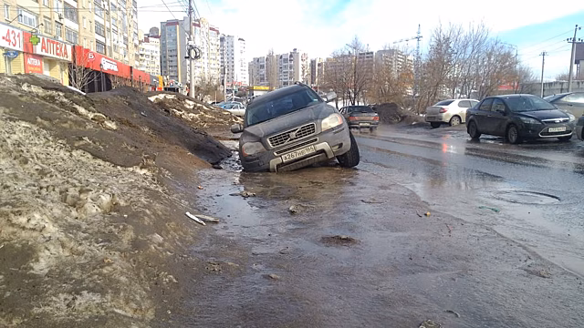 Весна пришла: в Саратове автомобили начали "уходить" под землю