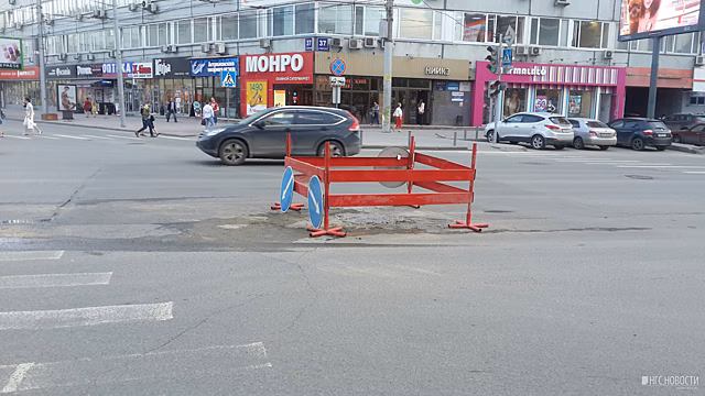 В центре Новосибирска опять начали ремонтировать перекрёсток, который уже заделали после потопа