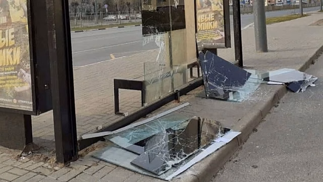В Подмосковье вандалы разбили сотни остановок общественного транспорта