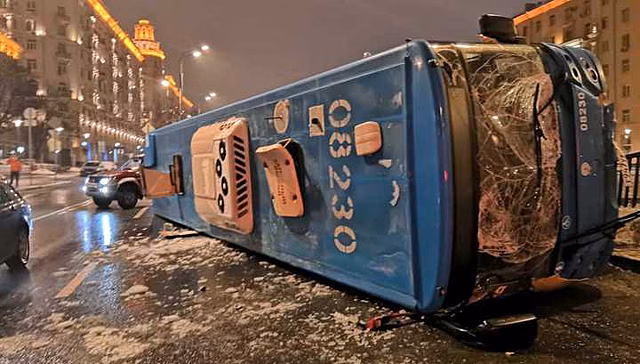 Автобус перевернулся в центре Москвы