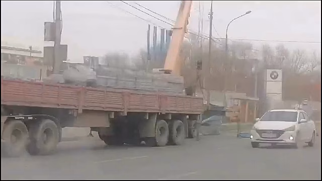 В Балакове большегруз увяз в грязи дорожной обочины