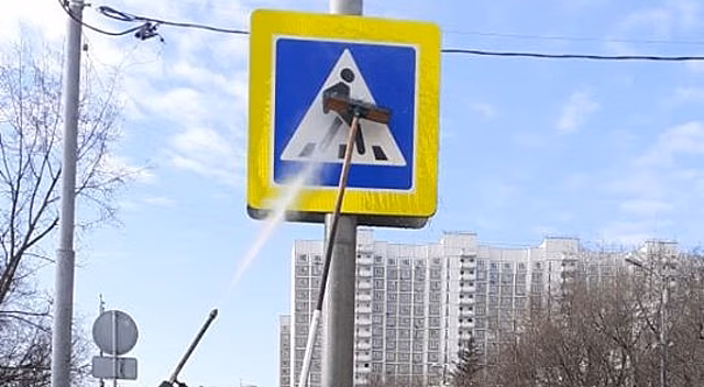 В Ясеневе продолжается промывка дорожных знаков и ограждений