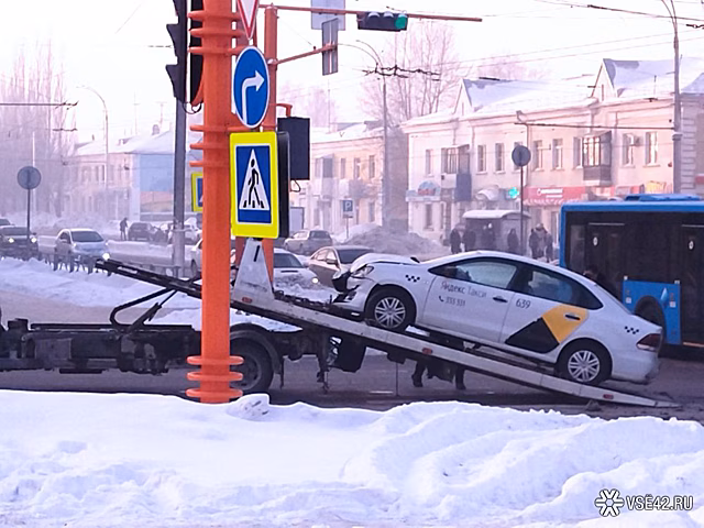 ДТП с участием такси произошло на крупном проспекте в Кемерове