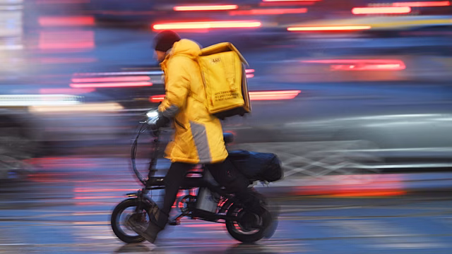 В Москве курьер на велосипеде попал под электробус