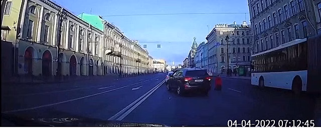 Автомобилисты Петербурга объезжали мужчину, стоящего на коленях посреди дороги на Невском