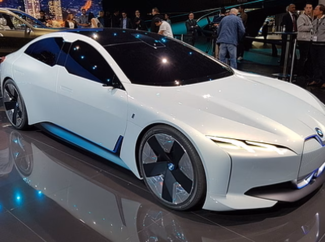 BMW намекнула концептом на новый электромобиль
