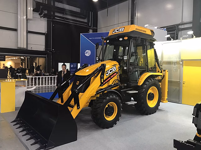 JCB представила концептуальный экскаватор-погрузчик с двигателем на сжатом природном газе