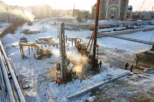 В Салехарде забили десятки свай для нового моста на Объездной