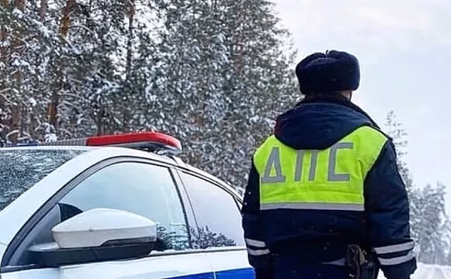 Водитель каршерингового "Мерседеса" одним ударом протаранил 6 машин в Екатеринбурге
