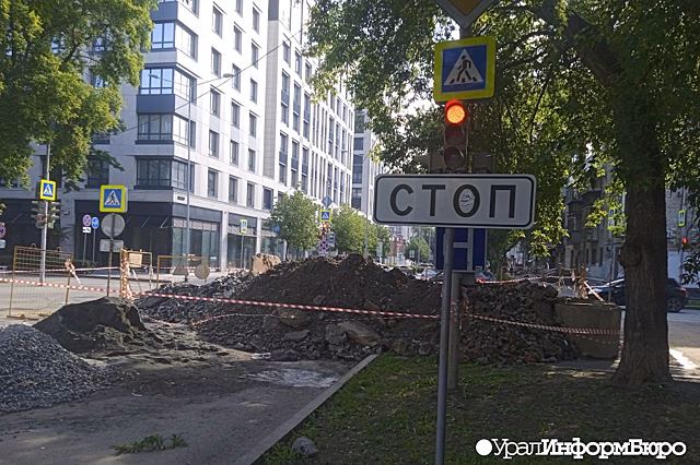 В центре Екатеринбурга без предупреждения перекрыли важную дорогу
