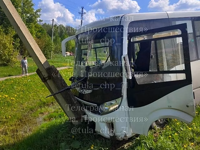 Автобус столкнулся с опорой ЛЭП в Веневском районе