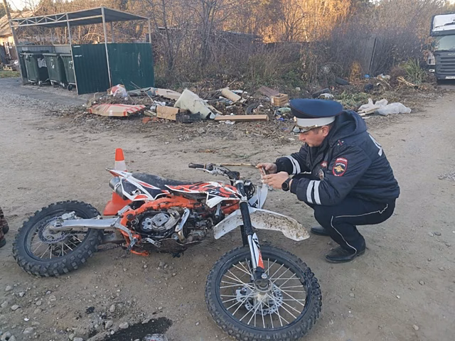 Подросток на питбайке попал под КамАЗ в Екатеринбурге