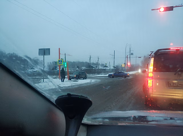 Автомобиль врезался в светофор после ДТП на кемеровском перекрестке