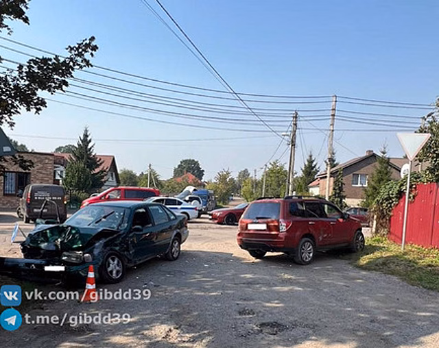 На окраине Калининграда две машины не поделили улицу, одного из водителей увезли в больницу