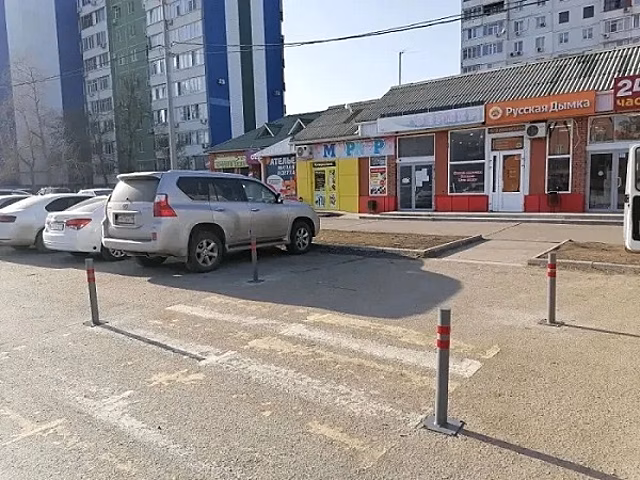 В Волгодонске установили дорожные столбики, предотвращающие парковку на пешеходных переходах