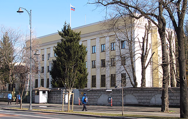 Неизвестный пытался протаранить ворота российского посольства в Румынии