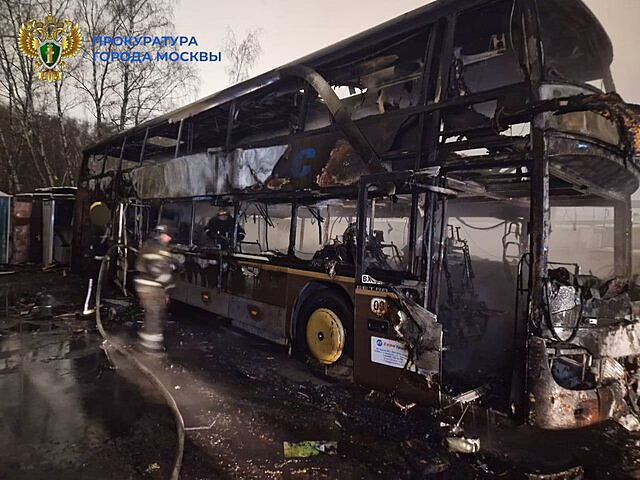 Мужчина погиб при возгорании частного автобуса на западе Москвы