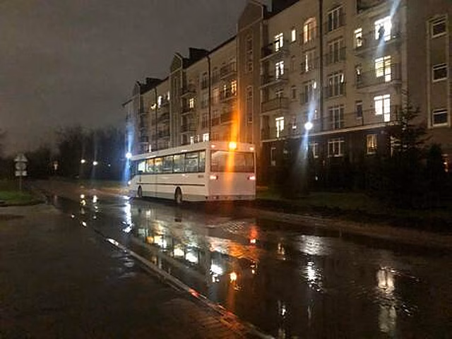 На Артиллерийской автобус №19, пытавшийся объехать машины, застрял на газоне (фото)
