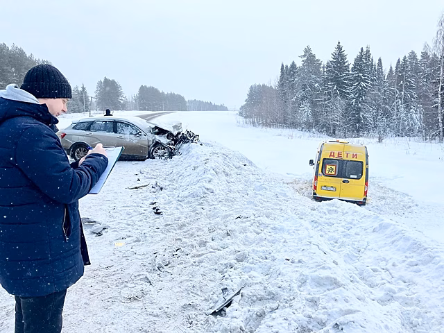 Трёх человек госпитализировали после ДТП со школьным автобусом в Удмуртии