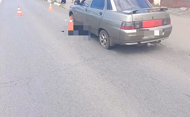 В Курской области мотоциклист столкнулся с автомобилем ДПС, отлетел под колёса встречной машины и погиб