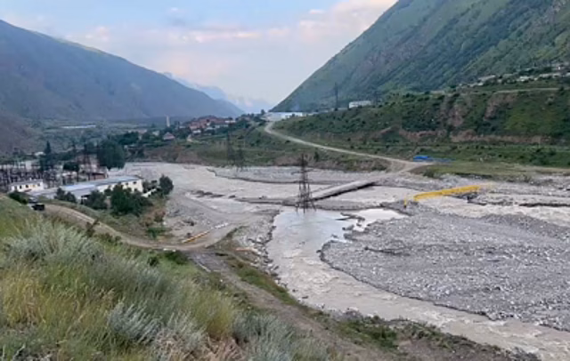 В Тырныаузе в КБР подмыло мост из-за подъема уровня воды