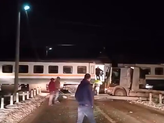 В Сети появилось видео с места столкновения поезда и грузовика в Подмосковье