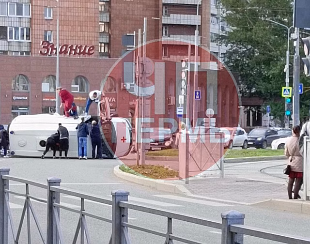 В Перми перевернулась машина скорой помощи
