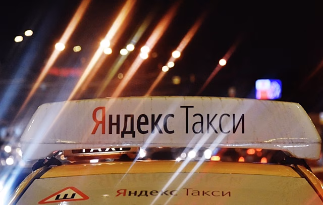 Дептранс Москвы поддержал возможность введения агрегаторами такси гарантированной зарплаты водителям