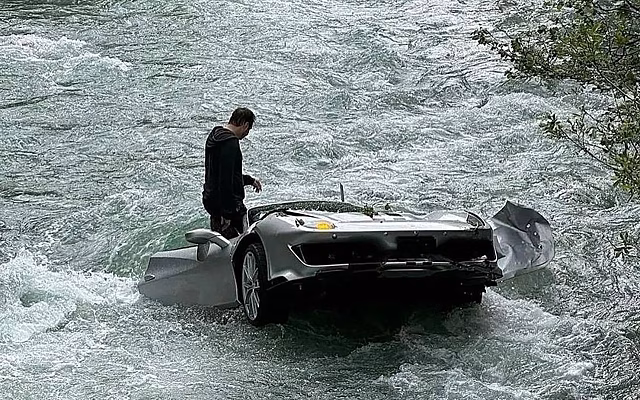 Тонущее в реке Ferrari за 36 миллионов рублей попало на видео