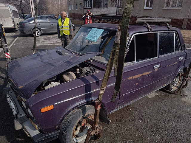 Очередной брошенный в Челябинске «стальной конь» отправился на спецстоянку