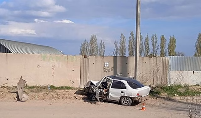 Под Волгоградом разыскивают врезавшегося в бетонный забор водителя