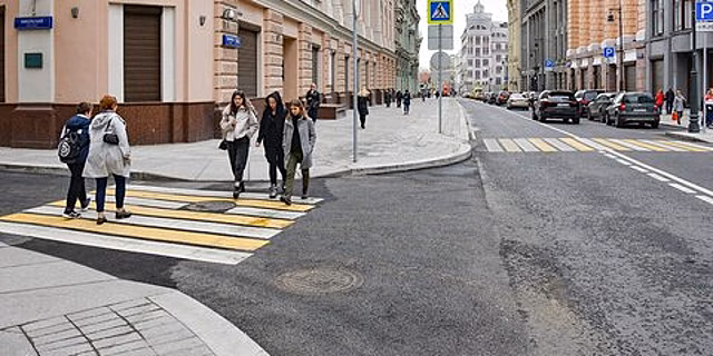 Автоэксперт оценил идею внедрить шумовые полосы и приподнятые зебры