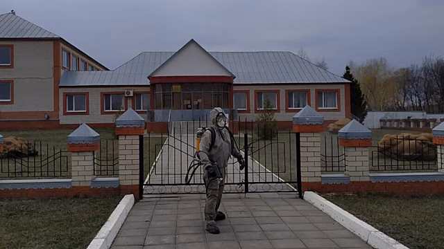 Татищевское село продезинфицировали после массового контакта жителей с ребенком, зараженным коронавирусом