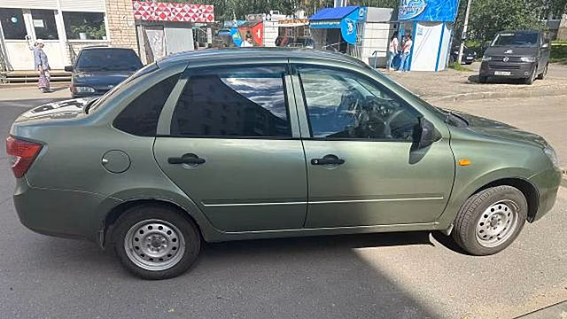 Пожилую женщину сбил автомобиль в одном из дворов Вологды