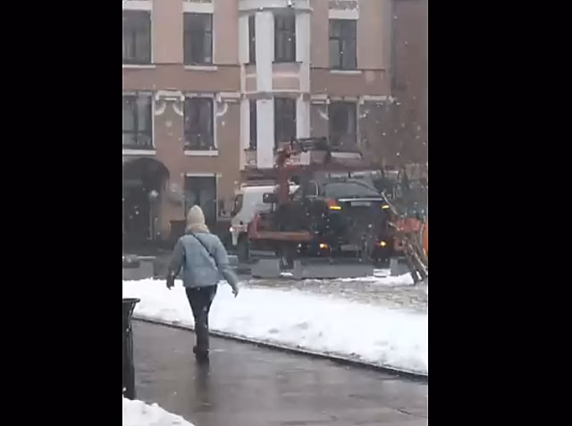 Припаркованные автомобили эвакуируют у Театральной площади в Нижнем Новгороде