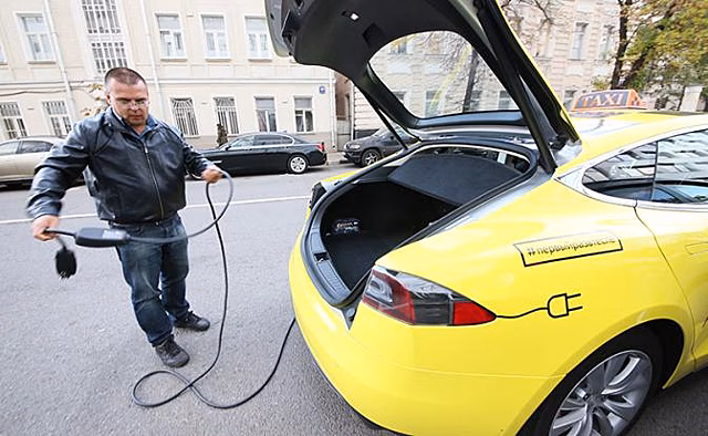 Депутаты ждут Tesla с зелёным огоньком в России. "Электрички"-такси хотят вывести из-под закона