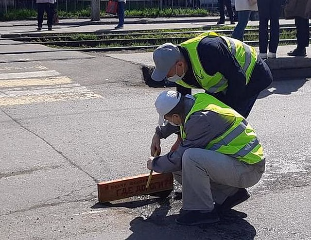 Фотофакт: в Ижевске проверяют состояние гарантийных дорог