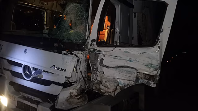 В столкновении двух фур под Саратовом погиб один из водителей