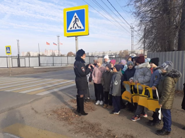 В Брянске автоинспекторы провели для школьников пешеходную экскурсию «Шагающий автобус»