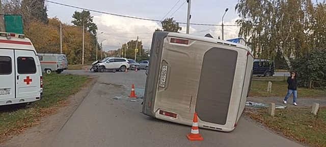 В Омске сотрудники Госавтоинспекции устанавливают обстоятельства ДТП с участием пассажирского микроавтобуса