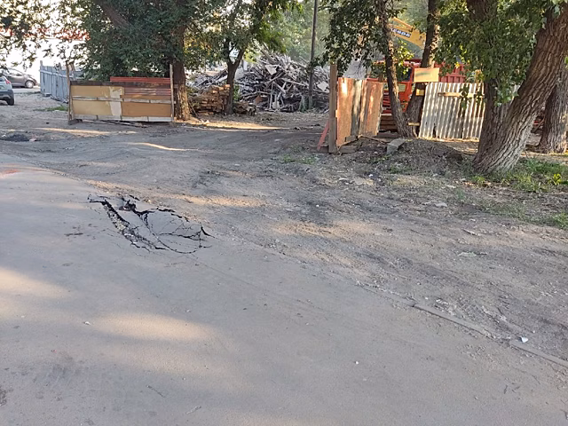 Саратовцы пожаловались на испорченный асфальт при сносе дома на Барнаульской